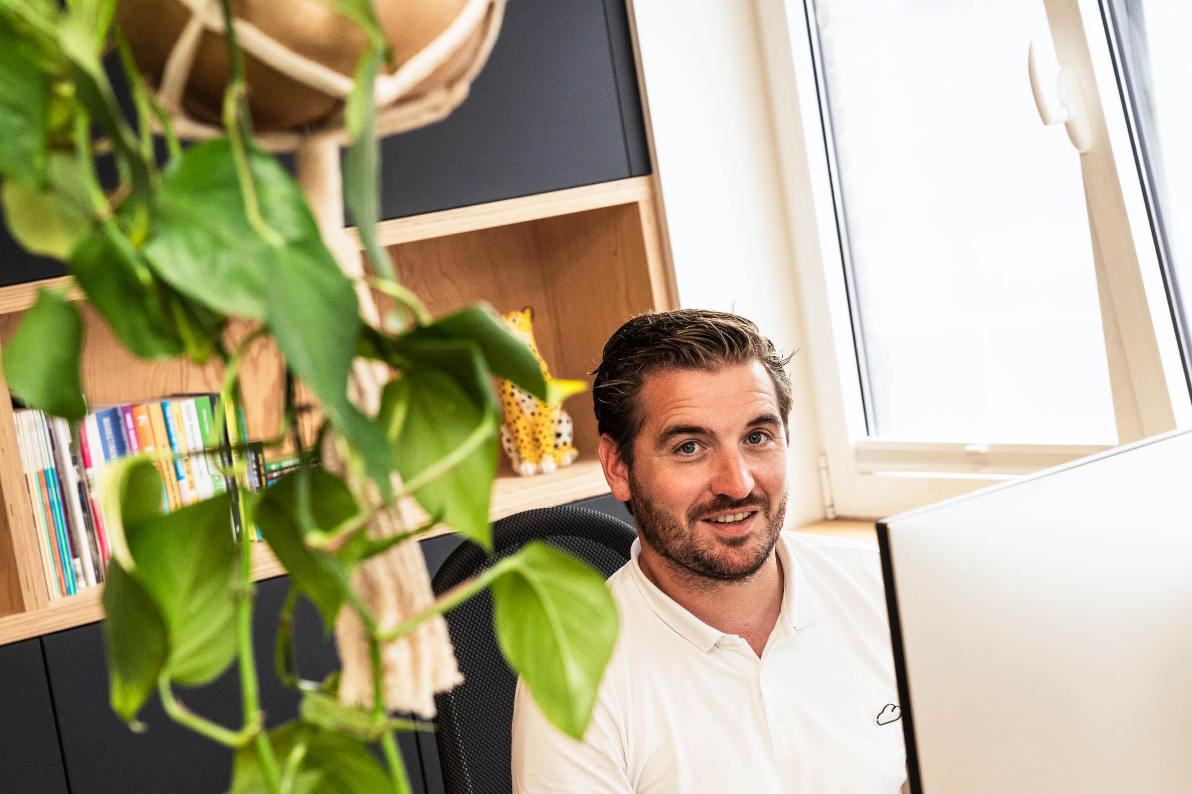 Perfect Pixel | ons team - Jilles Het team van Perfect Pixel combineert strategisch inzicht met creatieve flair en een persoonlijke aanpak. Wij zijn denkers, doeners en meedenkers die merken helpen groeien met branding, design en content. Maak kennis met de gezichten achter de pixels.