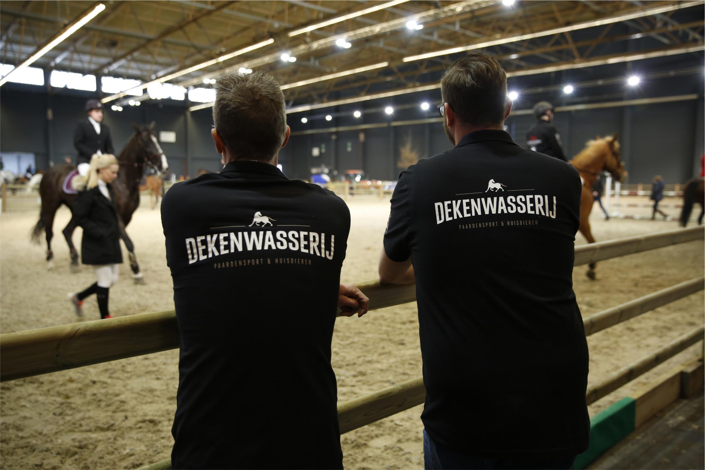 Perfect Pixel - Dekenwasserij Ontdek hoe Perfect Pixel Dekenwasserij opnieuw positioneerde met een sterke merkidentiteit, gericht op kwaliteit en authenticiteit voor paardenliefhebbers.